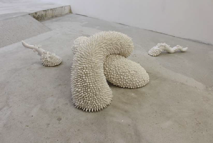 India Leire, Maelstrom, 2018. Métal et plâtre, 160 x 70 x 50 cm