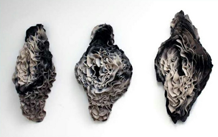 India Leire, Sisterhood, 2020. Faïence fumée, 100 x 41 x 8 cm