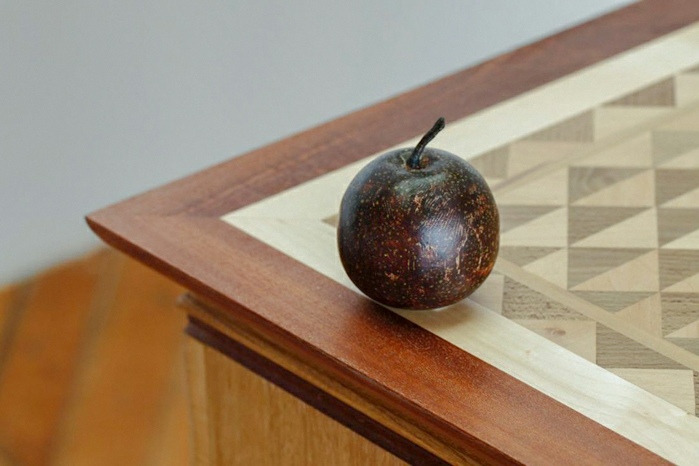 Wei Libo, Pure goodness (Frozen Pear), 2021-2024. Meuble en marqueterie fait par l’artiste, poires gelées en bois, peinture acrylique, 115 x 65 x 90 cm © Yi Ye