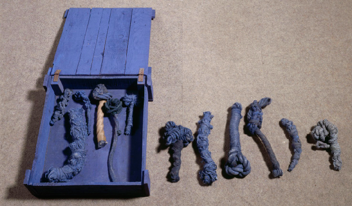 Christian Jaccard , Boîte bleue contenant 13 outils noués ligaturés,1972, cordelettes de chanvre,  lin, jute et sisal teints, (10 x 8,5 x 66 cm) Paris, musée national d’Art moderne - Centre Georges Pompidou © Centre Pompidou, MNAM-CCI, Dist. RMN-Grand Palais / Philippe Migeat © ADAGP Paris 2014
